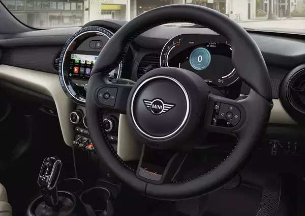 「オシャレなクルマが欲しい人はこれで決まり！　限定車「MINI コンバーチブル シーサイドエディション」が登場」の画像