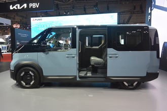 韓国からの第２の刺客「KIA」は商用車で日本上陸！　マルチに使えて先進技術も詰め込んだ着せ替えバン「PV5」には期待しかない【ジャパンモビリティショー2025】