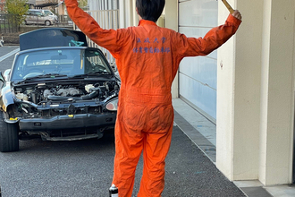 よく考えたらなんで上下一体？　自動車メカニックが当たり前のように着ている「ツナギ」の歴史