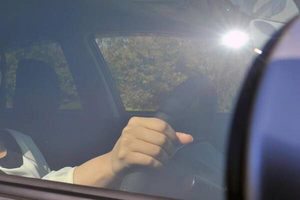 眩しいから 熱いから でタオルを挟むのも違反の可能性 クルマの窓のカーテンやサンシェードの違法ラインとは 22年1月21日 エキサイトニュース 眩しいから 熱いから でタオルを挟むのも違反の可能性 クルマの窓のカーテンやサンシェードの違法ラインとは 22年1月21日 エキサイトニュース