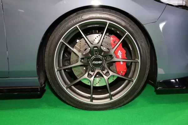 「正規ディーラー直系ショップが手がけた「純正じゃ不可能」なパーツで作ったMAZDA3の破壊力が凄い！」の画像