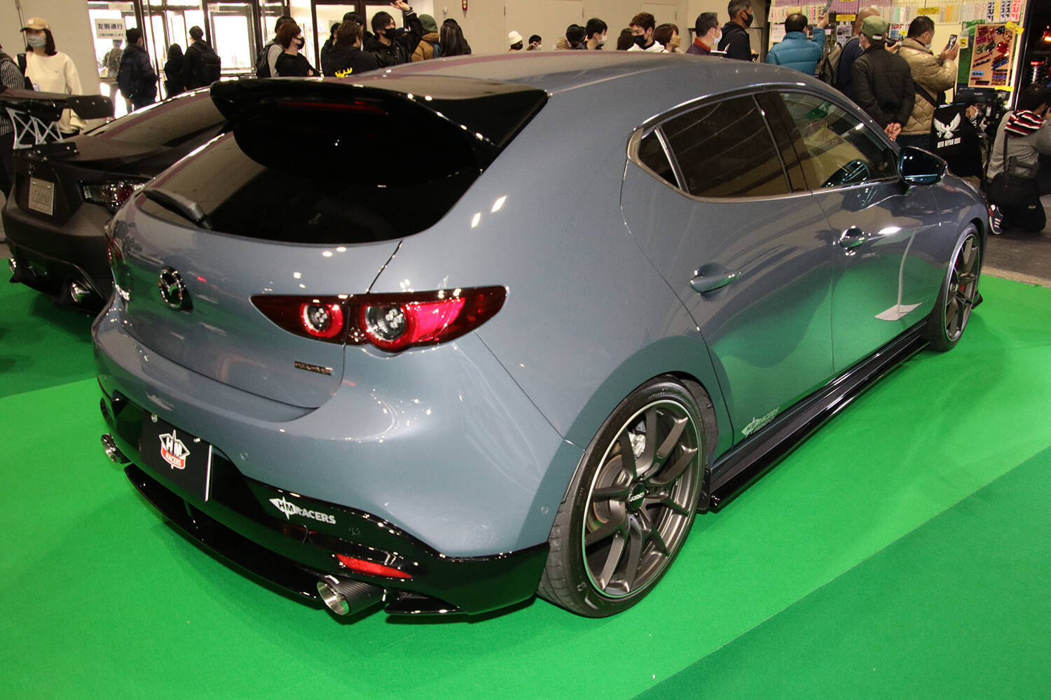 正規ディーラー直系ショップが手がけた「純正じゃ不可能」なパーツで作ったMAZDA3の破壊力が凄い！