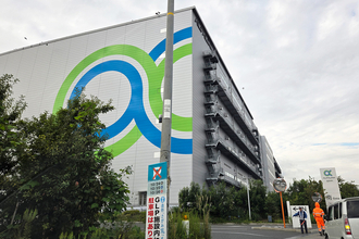 でかいトラックだけに近くで待ってりゃすぐクレーム！　ドライバーも泣きたくなるトラックの「荷待ち問題」はどうすりゃいい？