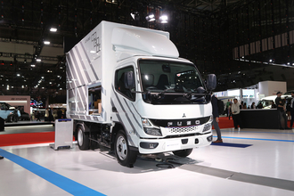 配送トラックの荷室への乗り降りは１日で建物26階分に相当ってそりゃ腰もやられる！　三菱ふそうが負担を「めちゃくちゃラク」にする荷室「コボディ」を開発中