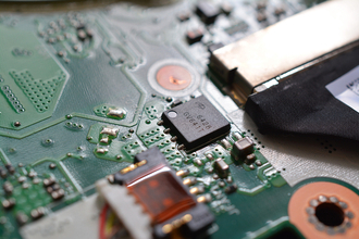 近年ずっとユーザーを悩ませる新車の納期遅延！　背景にある半導体不足はナゼ解消されないのか？