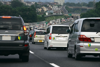 この春デビューの免許取得後１年未満の「初心者」に思いやり運転をしないと……違反になる行為もあり！　反則金6000円の可能性もあるから要注意!!