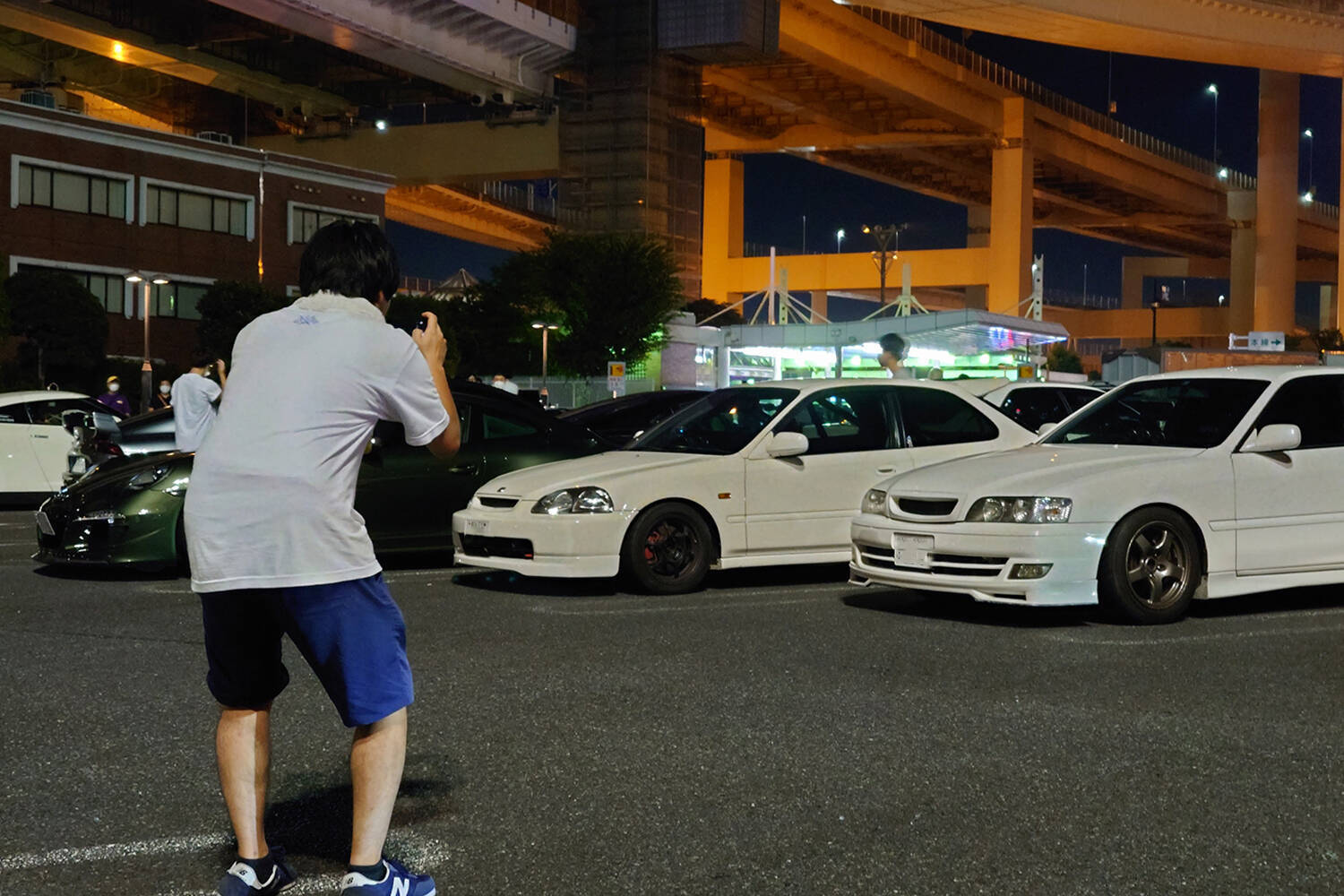 見知らぬ相手から「売って」！　同車種オーナーからマウント！　鈍感力がないと辛いスポーツカーオーナーの「気苦労」５つ