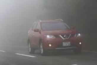 クルマで走行中に霧や吹雪で前が見えない！　いくらハザードを点けても「その場で停車」は危険だった