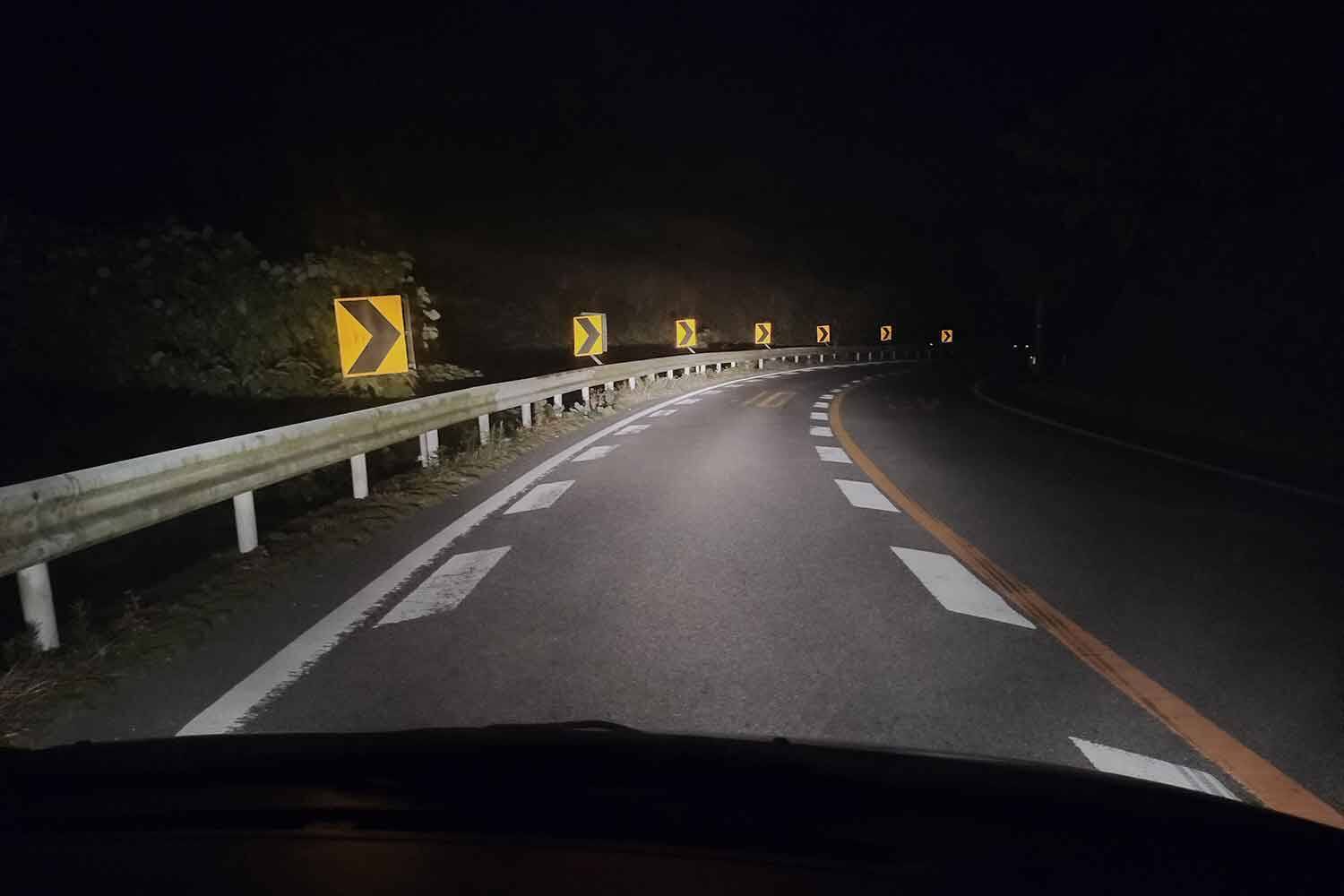 クルマで走行中に霧や吹雪で前が見えない！　いくらハザードを点けても「その場で停車」は危険だった