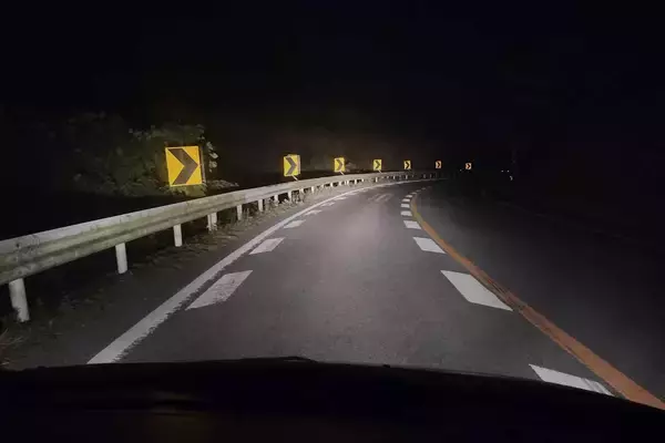 「クルマで走行中に霧や吹雪で前が見えない！　いくらハザードを点けても「その場で停車」は危険だった」の画像