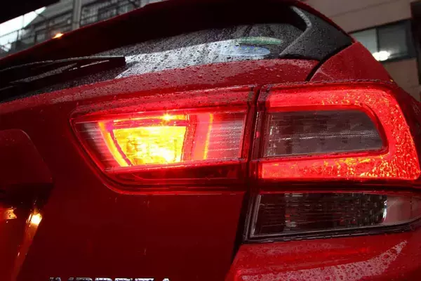 「クルマで走行中に霧や吹雪で前が見えない！　いくらハザードを点けても「その場で停車」は危険だった」の画像