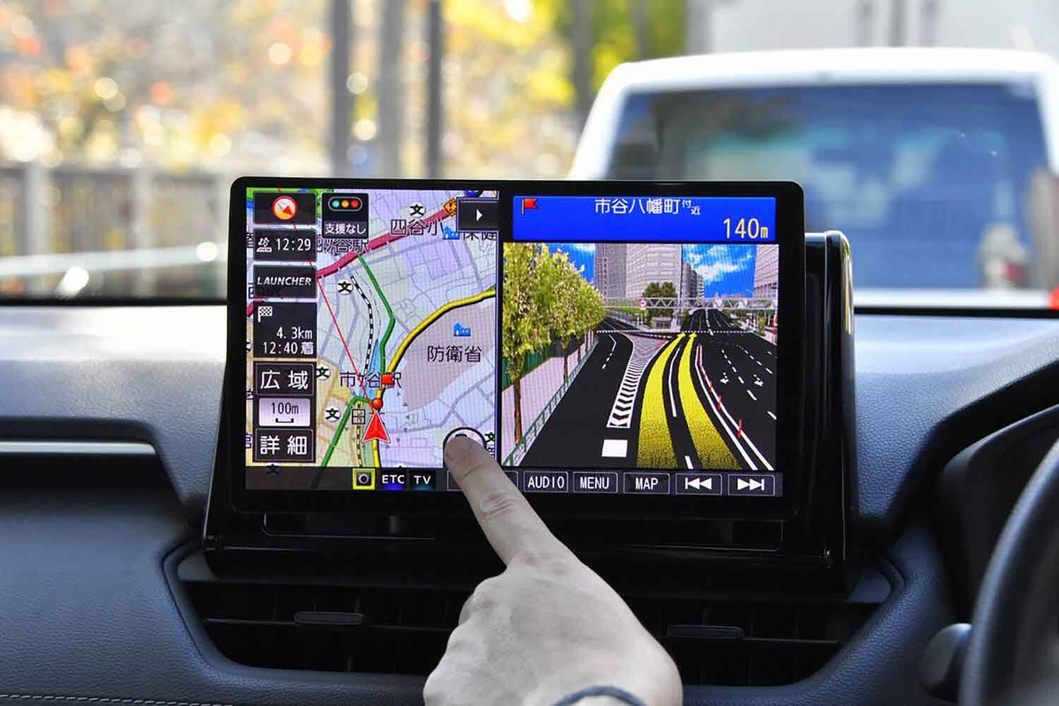 クルマで走行中に霧や吹雪で前が見えない！　いくらハザードを点けても「その場で停車」は危険だった