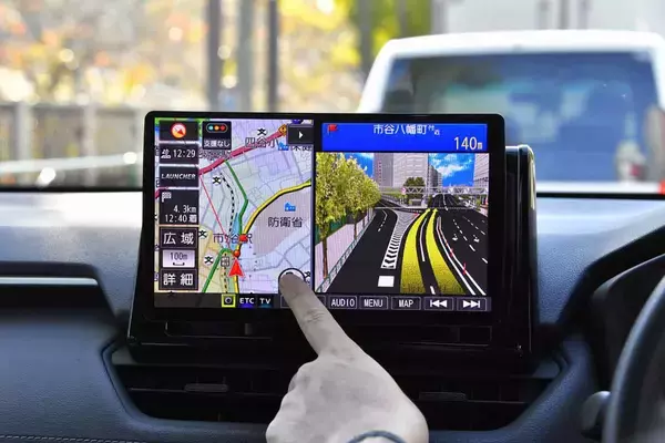 「クルマで走行中に霧や吹雪で前が見えない！　いくらハザードを点けても「その場で停車」は危険だった」の画像