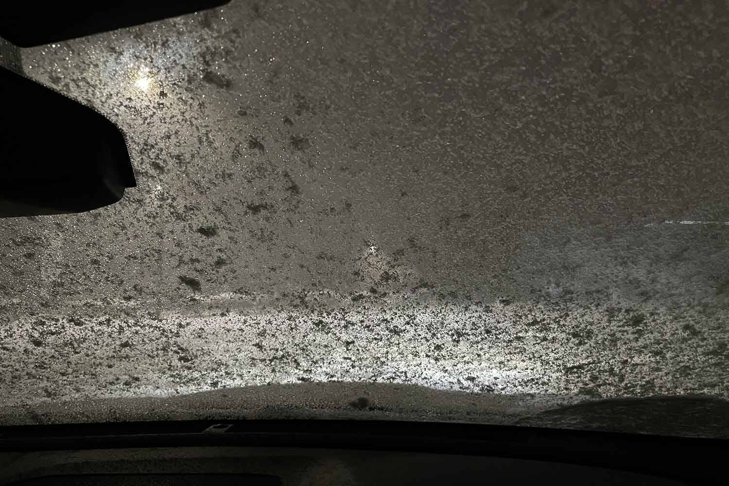 クルマで走行中に霧や吹雪で前が見えない！　いくらハザードを点けても「その場で停車」は危険だった