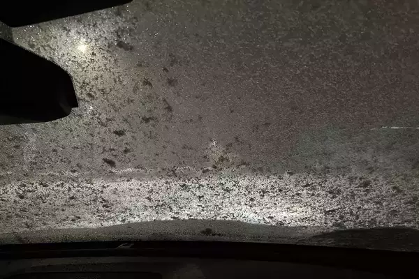 「クルマで走行中に霧や吹雪で前が見えない！　いくらハザードを点けても「その場で停車」は危険だった」の画像