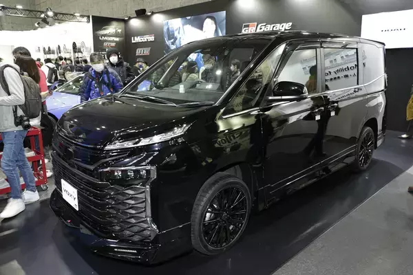 GRパーツを装着した新型ヴォクシーがお出迎え！　話題のデモカー大集結の大阪トヨペットブース【大阪オートメッセ2022】