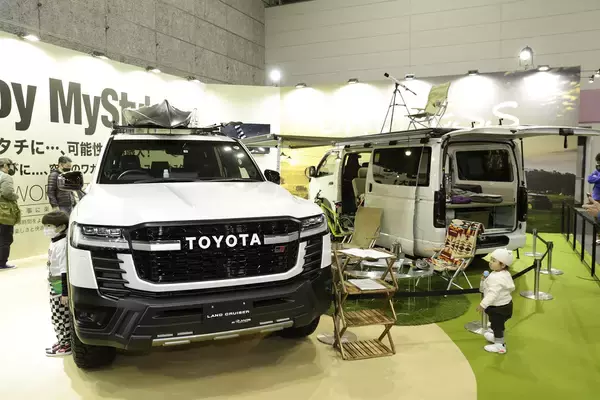 「GRパーツを装着した新型ヴォクシーがお出迎え！　話題のデモカー大集結の大阪トヨペットブース【大阪オートメッセ2022】」の画像