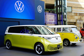 VWのID.Buzzって何と比較検討すべき？　じっくり考えてみたけどアルファードもVクラスもライバルにならない孤高の存在だった