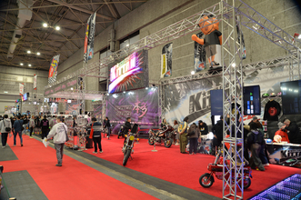 ラブブ仕様モトコンポから日章旗CBXまで懐かしさ全開に個性爆発！　カスタムカーの祭典で”BOUSOUZOKU"スタイルの単車軍団が集会してた【大阪オートメッセ2026】