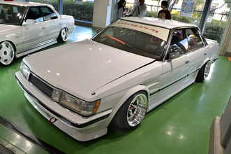 BOUSOUZOKU流儀のシャコタンで1980年代魂の健在！　令和になっても懐かしのGX71マークIIのカスタムが輝いていた【大阪オートメッセ2026】