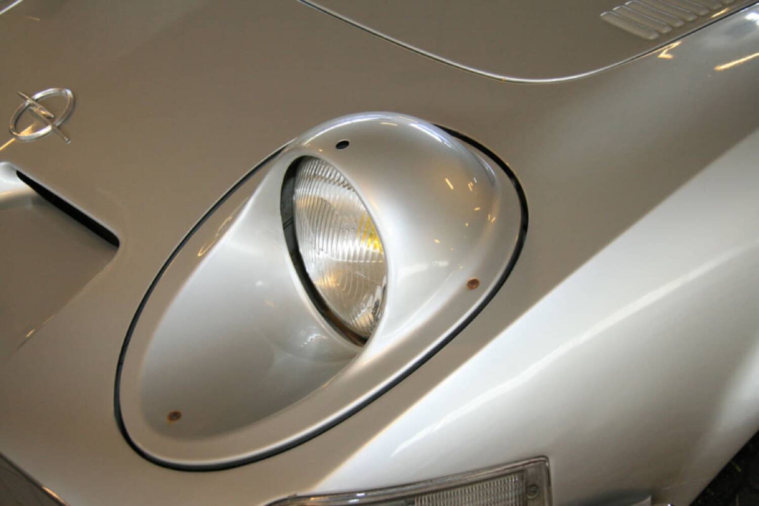 トヨタ2000GTに見た目も名前もソックリなオペル1900GT！　でもこんな横回転式ヘッドライトは唯一無二!!