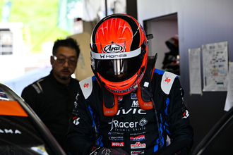 暑い車内にヘルメット＋レーシングスーツの灼熱地獄！　プロのレーシングドライバーはどうやって暑さ対策をしているのか？