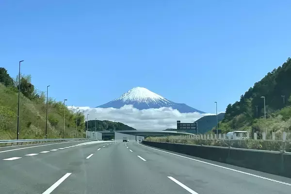 最高速度120km/h導入で速度差は最大70km/hって危険じゃない!?　高速道路の最低速度50km/hを引き上げなくてもいいのか