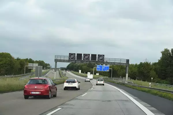 「最高速度120km/h導入で速度差は最大70km/hって危険じゃない!?　高速道路の最低速度50km/hを引き上げなくてもいいのか」の画像