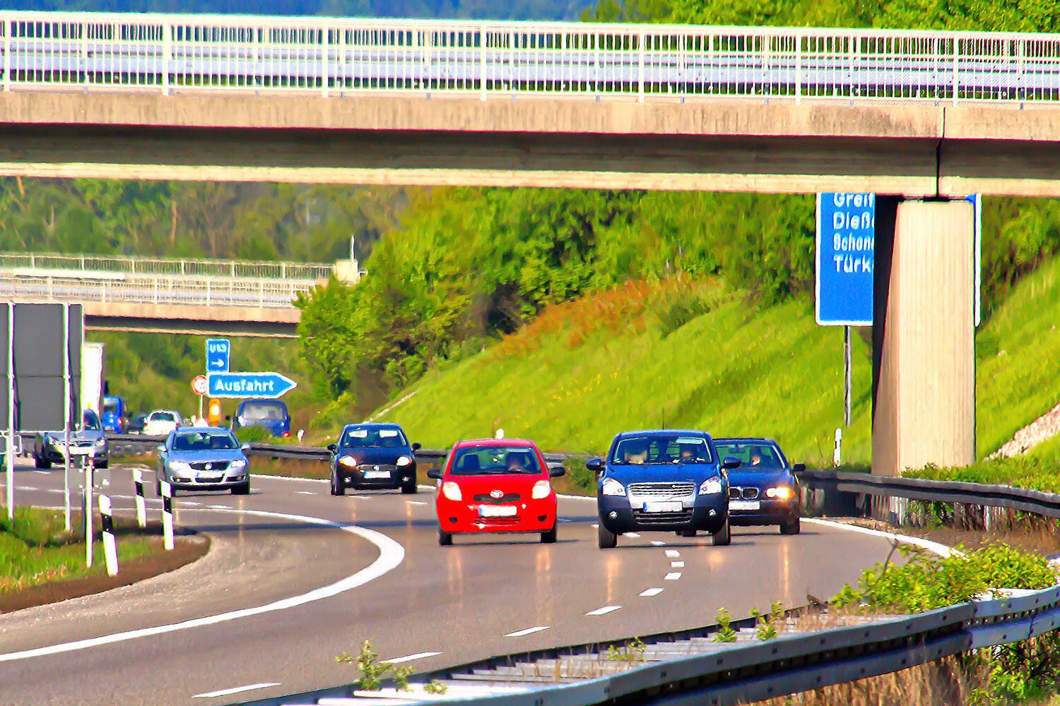 最高速度120km/h導入で速度差は最大70km/hって危険じゃない!?　高速道路の最低速度50km/hを引き上げなくてもいいのか