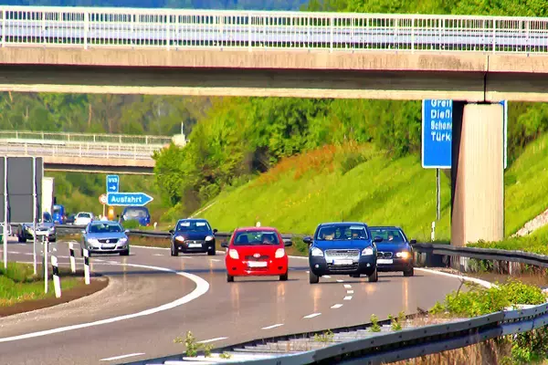 「最高速度120km/h導入で速度差は最大70km/hって危険じゃない!?　高速道路の最低速度50km/hを引き上げなくてもいいのか」の画像