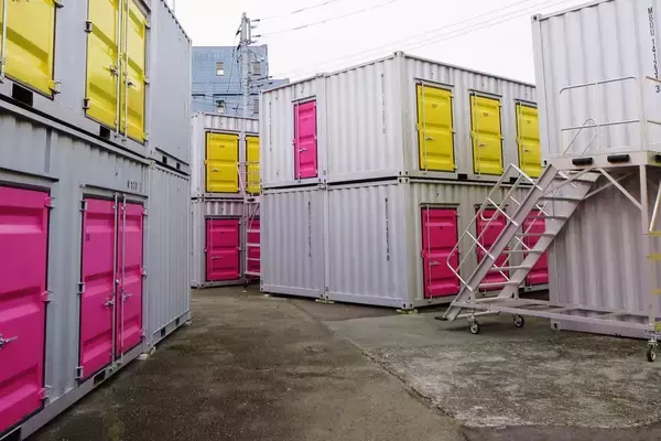 「トラックから船・電車へと荷物の積み降ろしなく運べる！　意外と知らない魔法の箱「コンテナ」とは」の画像