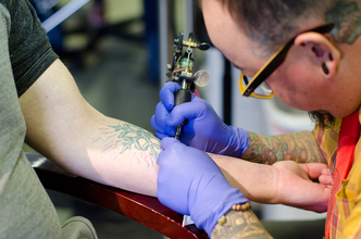 クルマのボディに傷を入れてアート化！　いまカスタムの世界で脚光を浴びる「グラインダータトゥー」とは