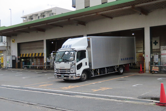 トラックを着ける場所を見れば中身が想像できる!?　物流倉庫の「フォーム」「バース」ってなに？