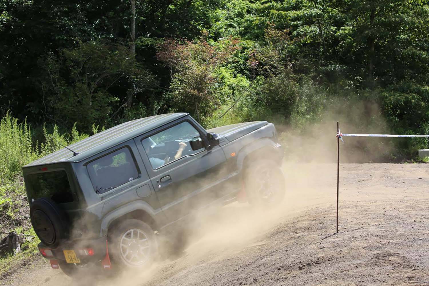 「二宮金次郎」のように校庭にクルマの銅像を建てるなら「世界最小・最強」のクロカン4WD！　悪路無双の「ジムニー」しかない