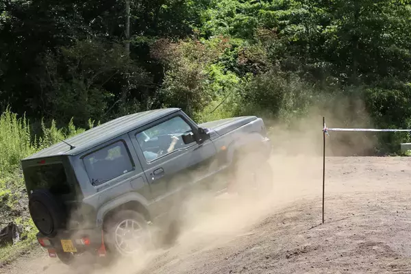 「「二宮金次郎」のように校庭にクルマの銅像を建てるなら「世界最小・最強」のクロカン4WD！　悪路無双の「ジムニー」しかない」の画像