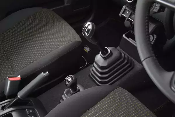 「「二宮金次郎」のように校庭にクルマの銅像を建てるなら「世界最小・最強」のクロカン4WD！　悪路無双の「ジムニー」しかない」の画像