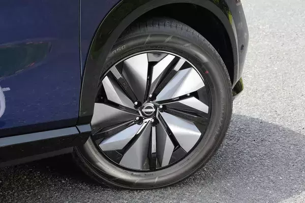 「クルマは軽ければ軽いほどいい……っていわれてなかった？　じつは重いことによるメリットも存在した！」の画像