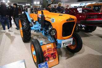 ランボ発見……ただしトラクター！　クルマのカスタムカーショーで異彩を放つ展示の真相とは【東京オートサロン2026】