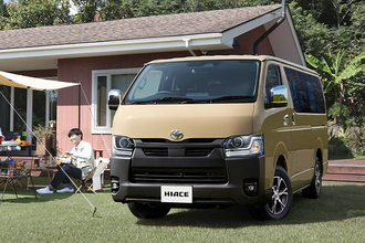 ちょ、この顔だけでも「スゴイ感」あるじゃん！　20年フルモデルチェンジしていないトヨタ・ハイエースが受けた大幅改良の中身