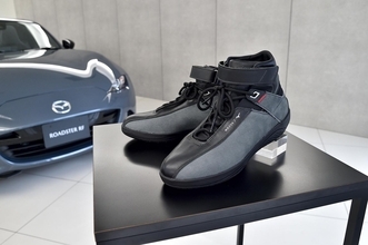 オタク御用達のクルマ用アイテムが「ファッションシーン」でヒットってどういうこと？　いま街のオシャレ好きにドライビングシューズがウケていた