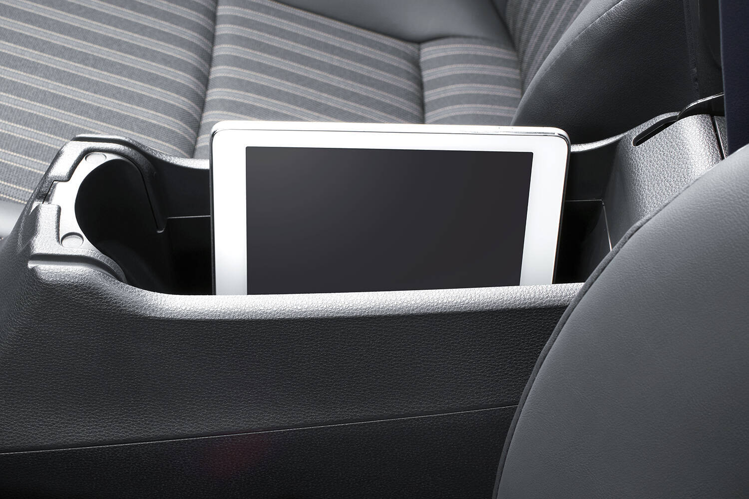 サイズ・燃費・走りのトータルバランスでライバルを圧倒！　コンパクトハイブリッドカーのトヨタ・アクアが売れているワケ