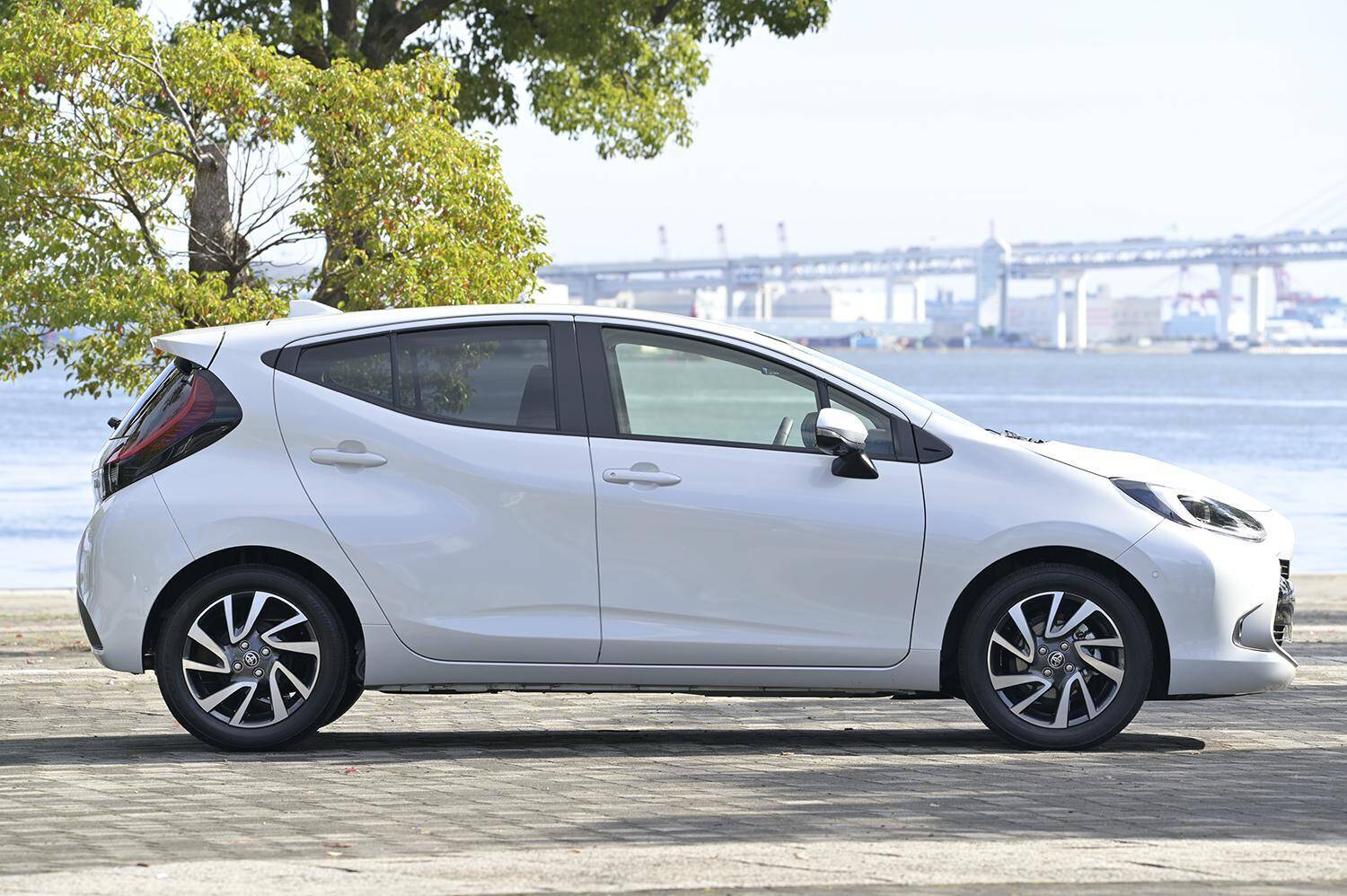 サイズ・燃費・走りのトータルバランスでライバルを圧倒！　コンパクトハイブリッドカーのトヨタ・アクアが売れているワケ