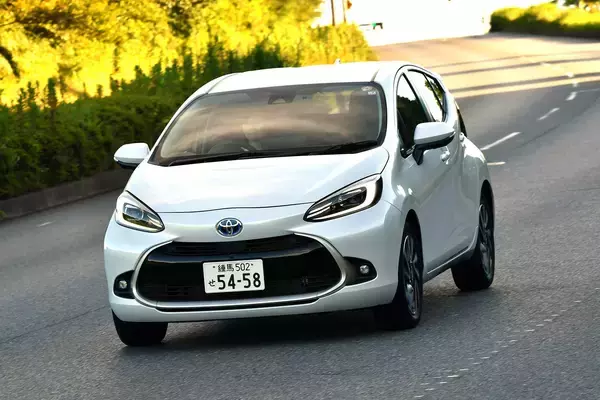 「サイズ・燃費・走りのトータルバランスでライバルを圧倒！　コンパクトハイブリッドカーのトヨタ・アクアが売れているワケ」の画像