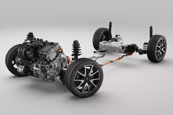 「サイズ・燃費・走りのトータルバランスでライバルを圧倒！　コンパクトハイブリッドカーのトヨタ・アクアが売れているワケ」の画像