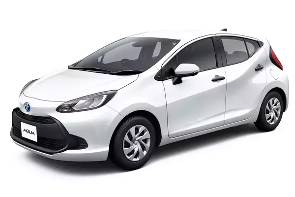 「サイズ・燃費・走りのトータルバランスでライバルを圧倒！　コンパクトハイブリッドカーのトヨタ・アクアが売れているワケ」の画像