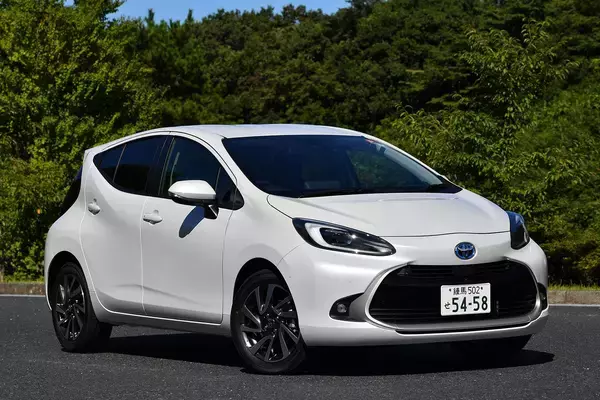 「サイズ・燃費・走りのトータルバランスでライバルを圧倒！　コンパクトハイブリッドカーのトヨタ・アクアが売れているワケ」の画像