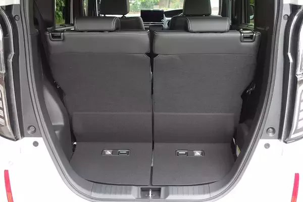 話題の「デリカミニ」の使える度がヤバイ！　大人２人＋愛犬の泊まり旅の荷物が余裕で積める衝撃