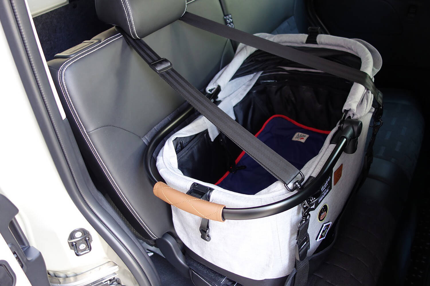 話題の「デリカミニ」の使える度がヤバイ！　大人２人＋愛犬の泊まり旅の荷物が余裕で積める衝撃