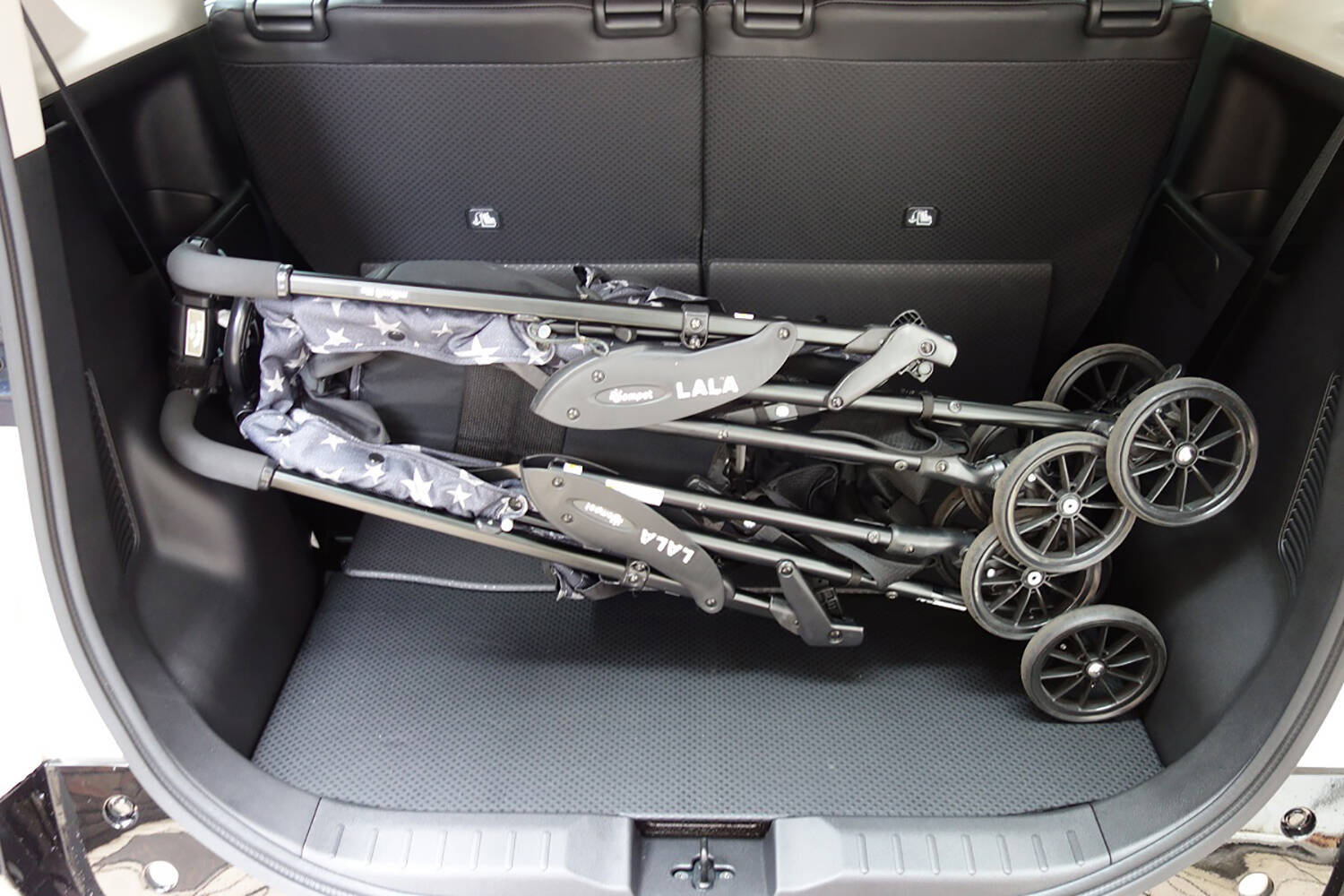 話題の「デリカミニ」の使える度がヤバイ！　大人２人＋愛犬の泊まり旅の荷物が余裕で積める衝撃