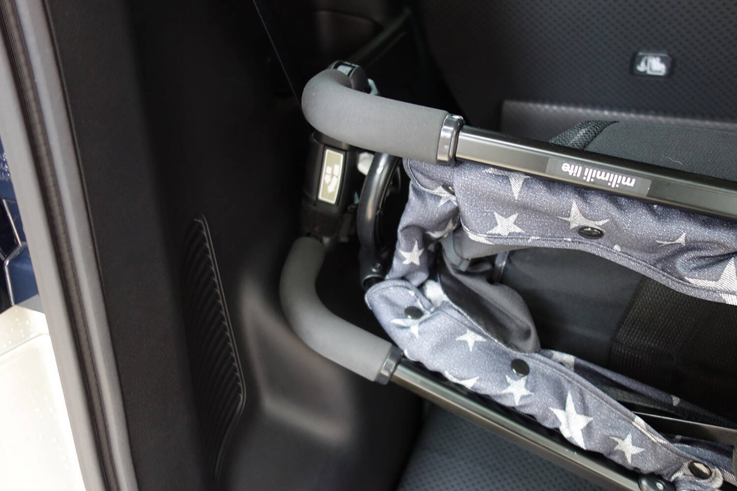 話題の「デリカミニ」の使える度がヤバイ！　大人２人＋愛犬の泊まり旅の荷物が余裕で積める衝撃